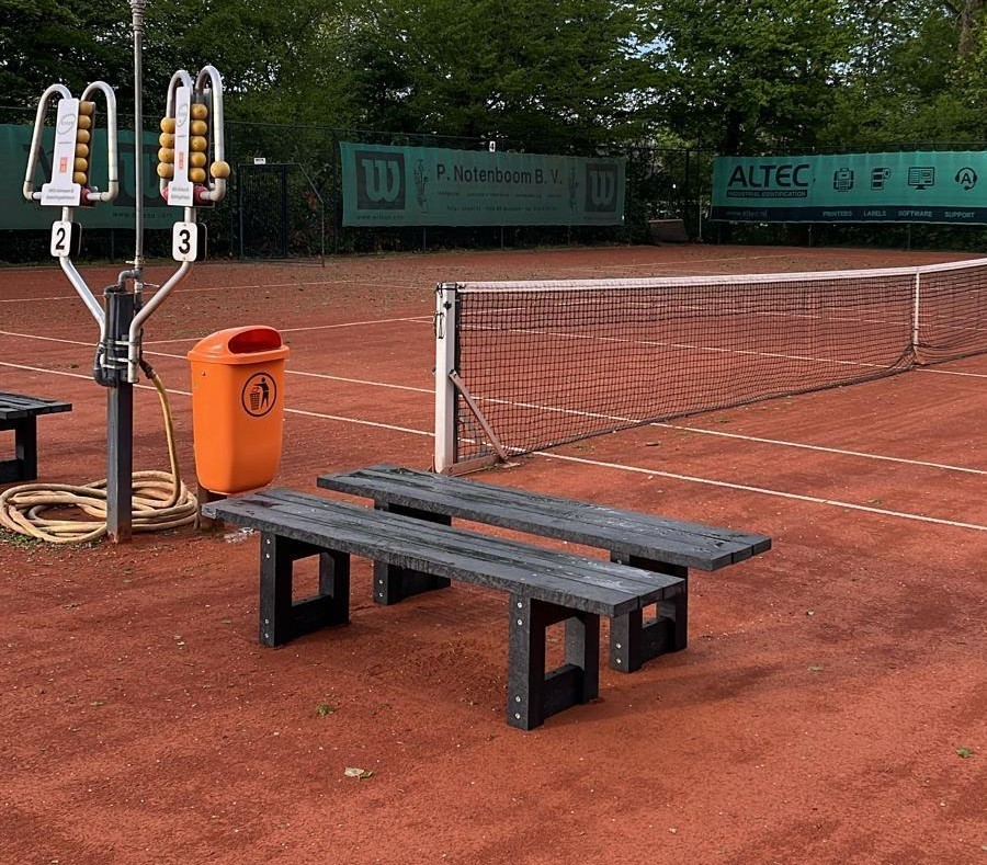 Weerbestendige tennisbaanbank